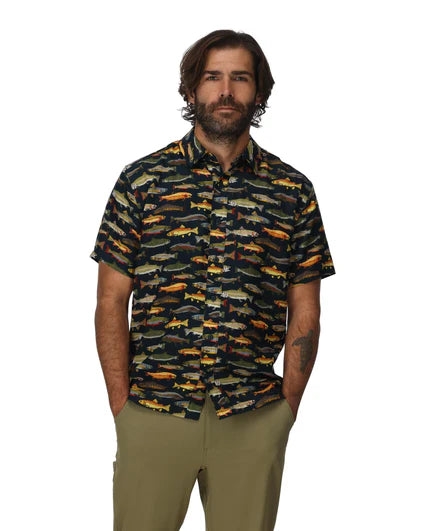 Load image into Gallery viewer, Men's short-sleeve fish-print shirt with button placket on dark patterned fabric

